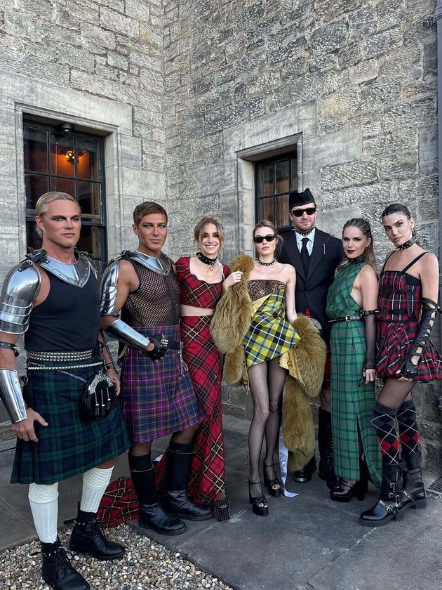 O Πίτερ Ντούντας, ο Ευάγγελος Μπούσης, η Ηλέκτρα Νιάρχου, η Καμίλ Ρόου , ο Θίο Νιάρχος, η Ευγενία Νιάρχου και η Μπιάνκα Μπραντολίνι.