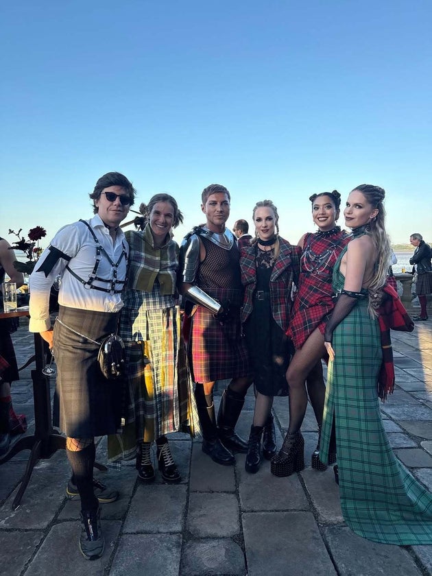 O Πέδρο Ρόσμαν, η Άρτεμις Μπαλτογιάννη, ο Ευάγγελος Μπούσης, η Μαρίνα Μαρτίνου, η Νουρ Φάρες και η Ευγενία Νιάρχου με δημιουργία Emilia Wickstead.