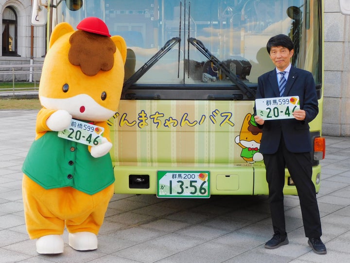 群馬県のマスコットキャラクター「ぐんまちゃん」と山本一太知事(2023年10月31日撮影)