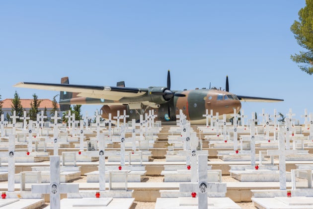 Φωτογραφία αρχείου Κύπρος: Το στρατιωτικό νεκροταφείο του Τύμβου Μακεδονίτισσας Χιλιάδες Έλληνες και Κύπριοι στρατιώτες σκοτώθηκαν το 1974 κατά τη διάρκεια της τουρκικής εισβολής και της επακόλουθης κατοχής του βόρειου τμήματος του νησιού της Κύπρου. Στον χώρο μάλιστα όπου έγινε το κοιμητήριο στις 22 Ιουλίου 1974 καταρρίφθηκε από φίλια πυρά το αεροπλάνο τύπου 