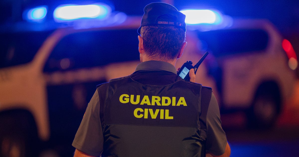 極右のグループと移民はスペインの町で衝突します