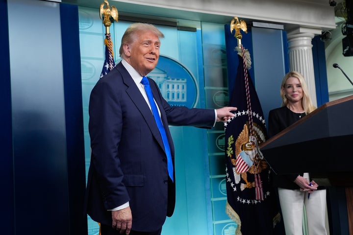 El presidente Donald Trump señala al fiscal general Pam Bondi durante una conferencia de prensa el mes pasado.