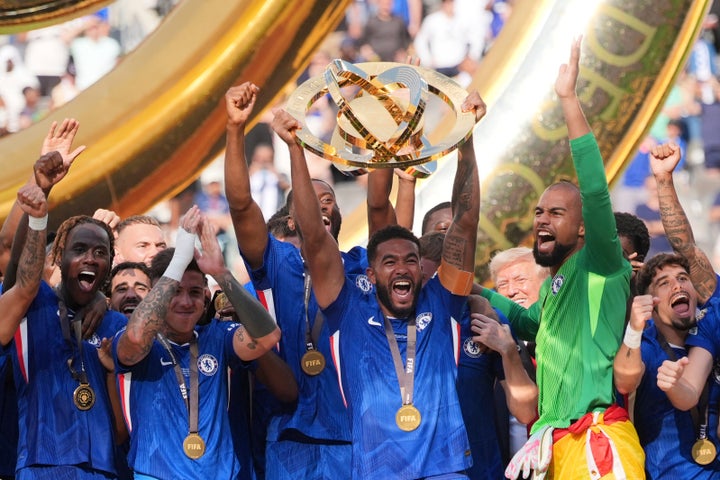 Trump permaneceu no palco com os jogadores do Chelsea quando eles levantaram o troféu.