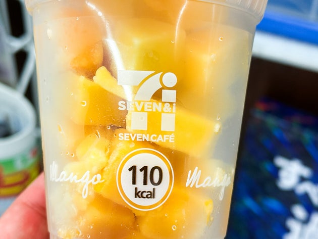 カップの中には冷凍されたカットマンゴーがたっぷり！