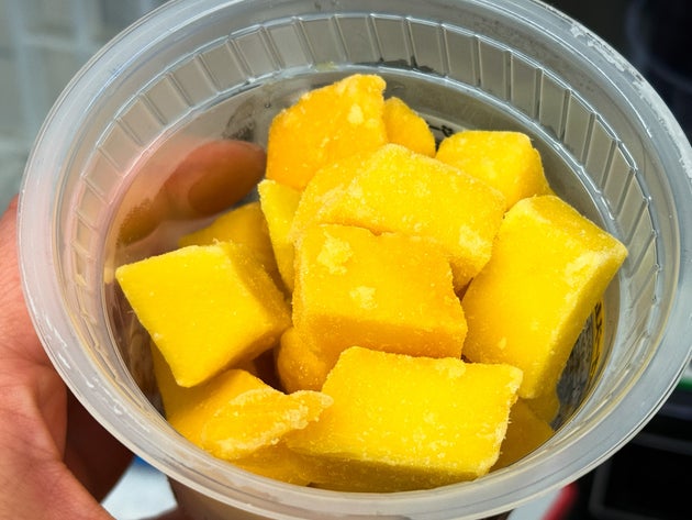 カップいっぱいのマンゴー