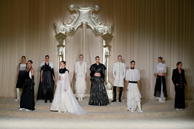 Το δημιουργικό τμήμα του οίκου Chanel παρουσίασε μια κολεξιόν εμπνευσμένη από την εποχή που η ιδρύτρια Κοκό επισκεπτόταν τα Highlands και επηρεαζόταν από την κουλτούρα της Σκωτίας. 