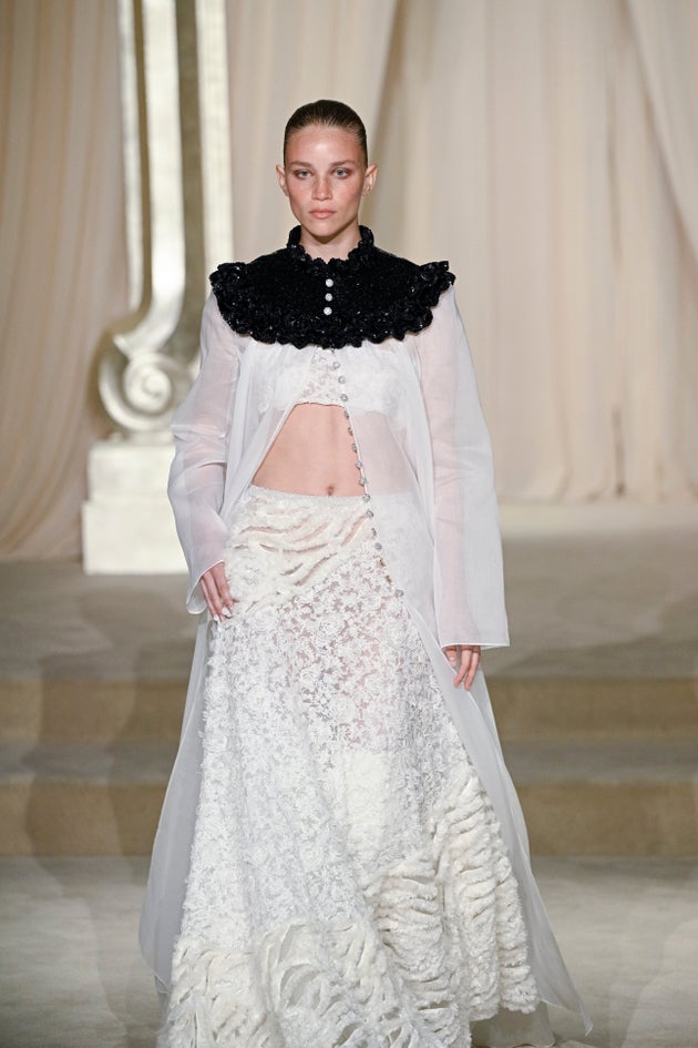 Μακριά φούστα με κεντήματα και βελούδινες προσθήκες από τον οίκο Chanel. 