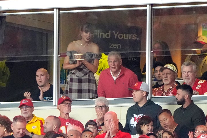 Taylor Swift e seu pai, Scott Swift, participam de um jogo entre o Kansas City Chiefs e os Santos de Nova Orleans em outubro passado.