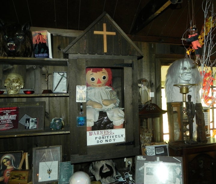 A boneca de Annabelle está em um caso no Museu Occult de Ed e Lorraine Warren. 
