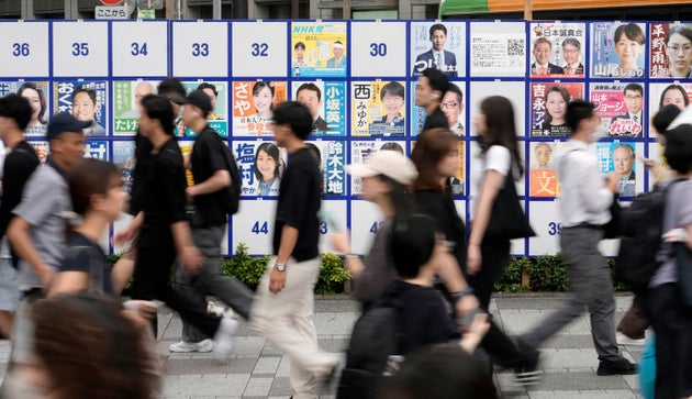 第27回参議院議員選挙の候補者のポスター掲示場（7月10日、東京都豊島区）