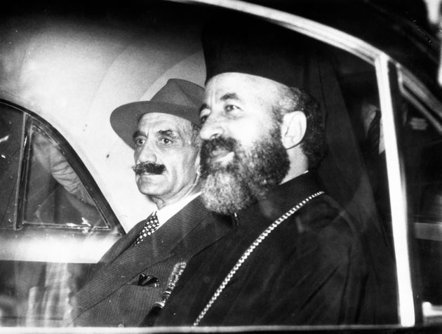 Ο Αρχιεπίσκοπος Μακάριος (δεξιά), υποδέχεται τον Στρατηγό Γεώργιο Γρίβα (αριστερά), για δείπνο μετά την πρώτη τους συνάντηση στο νησί της Ρόδου, 7 Οκτωβρίου 1959. (AP Photo)