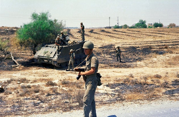 Τουρκικά στρατεύματα στη γραμμή του μετώπου, περίπου 5oo μέτρα από την εξωτερική περίμετρο και 400 μέτρα από την ελληνική θέση στο αεροδρόμιο της Λευκωσίας, 25 Ιουλίου 1974, Λευκωσία, Κύπρος. (AP Photo/Max Nash)