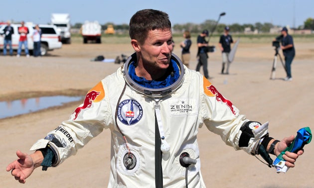 Ο Felix Baumgartner από την Αυστρία πριν μιλήσει στα μέσα ενημέρωσης, μετά το επιτυχημένο άλμα του από μια διαστημική κάψουλα που ανυψώθηκε από ένα μπαλόνι ηλίου στο Roswell - Νέο Μεξικό, 14 Οκτωβρίου 2012. (AP Photo/Ross D. Franklin, File)
