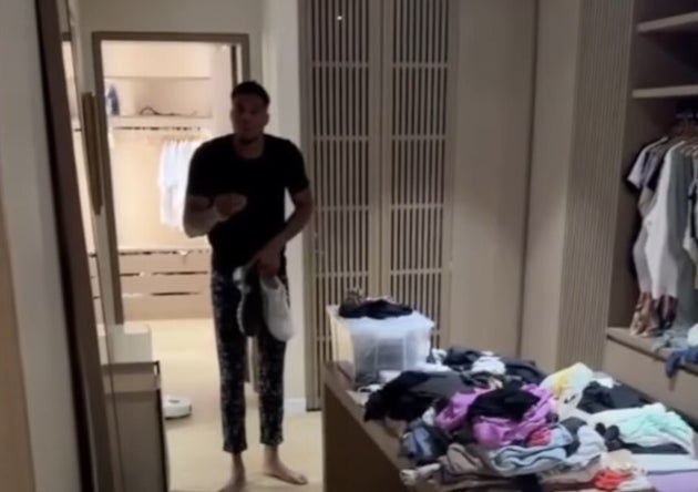 Ο Γιάννης Αντετοκούνμπο ζητάει από την Μαράια να κλείσει την κάμερα, λίγες στιγμές προτού ξεκινήσει την αναζήτηση της κατσαρίδας.