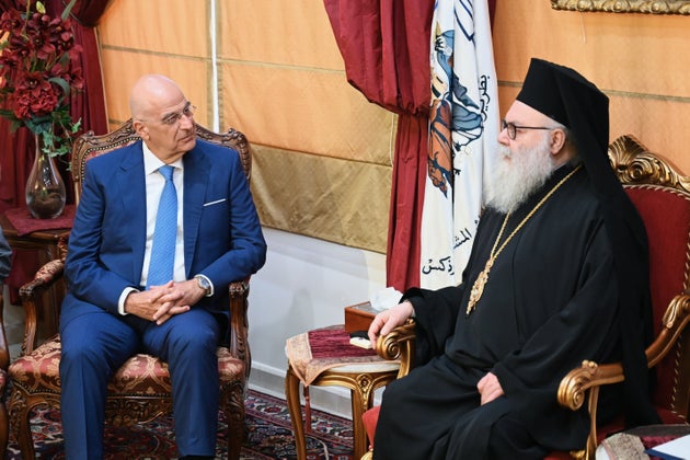 Ο Υπουργός Εθνικής Άμυνας Νίκος Δένδιας είχε συνάντηση την Παρασκευή 18 Ιουλίου 2025, με τον Μακαριώτατο Πατριάρχη Αντιοχείας κ.κ. Ιωάννη Ι', στο πλαίσιο της επίσκεψης που πραγματοποιεί στον Λίβανο. Συνοδευόμενος από τον Γενικό Γραμματέα Θρησκευμάτων Γιώργο Καλαντζή, ο Υπουργός μετέβη στην Μπαλαμάντ όπου βρίσκεται η Πατριαρχική Έδρα και έγινε δεκτός από τον Μακαριώτατο. Στη διάρκεια της συνάντησης εξετάσθηκε το ζήτημα προστασίας των χριστιανικών πληθυσμών στην περιοχή και ιδιαίτερα στον Λίβανο και τη Συρία. Ο κ. Δένδιας εξέφρασε τον αποτροπιασμό του και τα ειλικρινή συλλυπητήριά του για τον θάνατο των Ελληνορθόδοξων πιστών στον Ιερό Ναό του Προφήτη Ηλία, καθώς και το ενδιαφέρον της Ελλάδας για το Πατριαρχείο και το ποίμνιό του. Συζητήθηκε επιπροσθέτως η πορεία του προγράμματος ελληνομάθειας στο Πανεπιστήμιο Μπαλαμάντ. Στη συνάντηση παρευρέθησαν επίσης, η Πρέσβης της Ελλάδος στο Λίβανο Δέσποινα Κουκουλοπούλου, ο πρόεδρος του Πανεπιστημίου του Μπαλαμάντ Dr. Elias L. Warrak και ο Ηγούμενος της Μονής Μπαλαμάντ κ. Γεώργιος. (ΕΥΑΓΓΕΛΟΣ ΚΑΡΑΪΣΚΟΣ/ΔΙΕΥΘΥΝΣΗ ΕΝΗΜΕΡΩΣΗΣ /ΥΠΟΥΡΓΕΙΟ ΕΘΝΙΚΗΣ ΑΜΥΝΑΣ/EUROKINISSI)