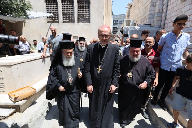 Ο Πατριάρχης Θεόφιλος Γ΄ της Ελληνικής Ορθόδοξης Εκκλησίας της Ιερουσαλήμ και ο Καρδινάλιος Pierbattista Pizzaballa, Λατίνος Πατριάρχης της Ιερουσαλήμ και ο υψηλότερα ιστάμενος καθολικός κληρικός στη Μέση Ανατολή, επισκέπτονται την εκκλησία της Αγίας Οικογένειας στη Γάζα, η οποία χθες έγινε στόχος ισραηλινής οβίδας, στη Λωρίδα της Γάζας στις 18 Ιουλίου 2025. (Photo by Hamza Z. H. Qraiqea/Anadolu via Getty Images)