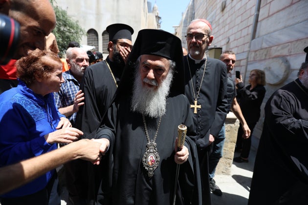 Ο Πατριάρχης Θεόφιλος Γ΄ της Ελληνικής Ορθόδοξης Εκκλησίας της Ιερουσαλήμ και ο Καρδινάλιος Pierbattista Pizzaballa, Λατίνος Πατριάρχης της Ιερουσαλήμ και ο υψηλότερα ιστάμενος καθολικός κληρικός στη Μέση Ανατολή, επισκέπτονται την εκκλησία της Αγίας Οικογένειας στη Γάζα, η οποία χθες έγινε στόχος ισραηλινής οβίδας, στη Λωρίδα της Γάζας στις 18 Ιουλίου 2025. (Photo by Hamza Z. H. Qraiqea/Anadolu via Getty Images)