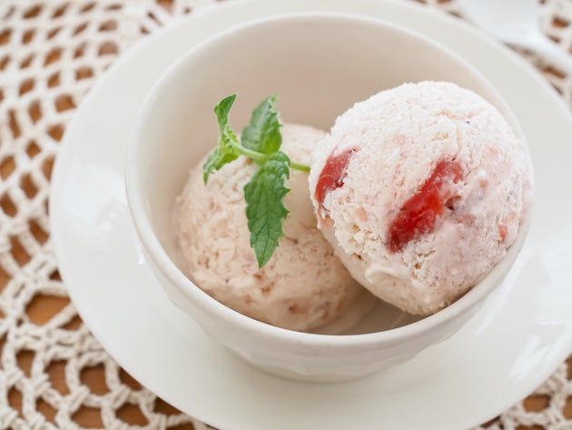 Σπιτικό παγωτό φράουλα. 