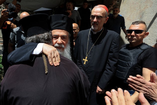 Ο Ελληνορθόδοξος Πατριάρχης Ιεροσολύμων, Θεόφιλος Γ', χαιρετίζεται δίπλα στον Λατίνο Πατριάρχη Ιεροσολύμων Αρχιεπίσκοπο Pierbattista Pizzaballa, κατά την επίσκεψή τους στην Ελληνορθόδοξη Εκκλησία του Αγίου Πορφυρίου, στην πόλη της Γάζας, 18 Ιουλίου 2025. REUTERS/Dawoud Abu Alkas
