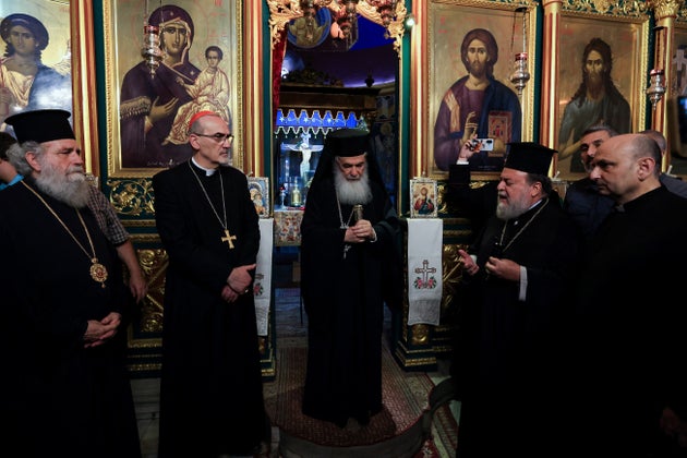 Ο Λατίνος Πατριάρχης Ιεροσολύμων Αρχιεπίσκοπος Pierbattista Pizzaballa, ο Ελληνορθόδοξος Πατριάρχης Ιεροσολύμων Θεόφιλος Γ', ο Αρχιεπίσκοπος του Ελληνορθόδοξου Πατριαρχείου Αλέξιος και ο ιερέας της ενορίας πατέρας Gabriele Romanelli, ο οποίος υπέστη ελαφρύ τραυματισμό στο πόδι από ισραηλινό χτύπημα στην εκκλησία της Αγίας Οικογένειας την Πέμπτη, επισκέπτονται την ελληνορθόδοξη εκκλησία του Αγίου Πορφυρίου, στην πόλη της Γάζας 18 Ιουλίου 2025. REUTERS/Dawoud Abu Alkas