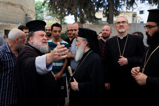 Ο Λατίνος Πατριάρχης Ιεροσολύμων Αρχιεπίσκοπος Pierbattista Pizzaballa, ο Ελληνορθόδοξος Πατριάρχης Ιεροσολύμων Θεόφιλος Γ' και ο Αρχιεπίσκοπος του Ελληνορθόδοξου Πατριαρχείου Αλέξιος επισκέπτονται την Ελληνορθόδοξη Εκκλησία του Αγίου Πορφυρίου, στην πόλη της Γάζας στις 18 Ιουλίου 2025. REUTERS/Dawoud Abu Alkas