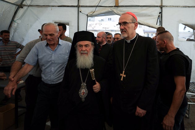 Ο Λατίνος Πατριάρχης Ιεροσολύμων Αρχιεπίσκοπος Pierbattista Pizzaballa και ο Ελληνορθόδοξος Πατριάρχης Ιεροσολύμων Θεόφιλος Γ' επισκέπτονται το Αραβικό Νοσοκομείο Al-Ahli, στην πόλη της Γάζας στις 18 Ιουλίου 2025. REUTERS/Dawoud Abu Alkas