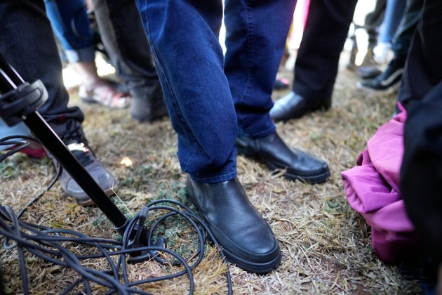 Τα πόδια του πρώην προέδρου της Βραζιλίας Jair Bolsonaro φωτογραφίζονται καθώς σταματά να μιλήσει στον Τύπο κατά την έξοδό του από τη Γραμματεία Σωφρονιστικής Διοίκησης, αφού το Ανώτατο Δικαστήριο διέταξε να του τοποθετηθεί ηλεκτρονικό όργανο παρακολούθησης στον αστράγαλο, Μπραζίλια, Βραζιλία, Παρασκευή 18 Ιουλίου 2025. (AP Photo/Eraldo Peres)