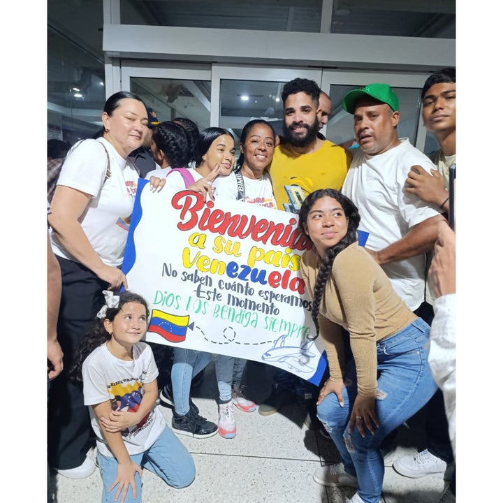 Ysqueibel Yonaiquer Peñaloza Chirinos reunited with his family on Friday after 125 days of detention without charge in an infamous Salvadoran megaprison.