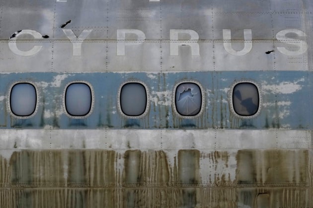 Ένα κατεστραμμένο αεροπλάνο των Κυπριακών Αερογραμμών φαίνεται στην κατεστραμμένη από τον πόλεμο νεκρή ζώνη του ΟΗΕ στο εγκαταλελειμμένο αεροδρόμιο της Λευκωσίας 