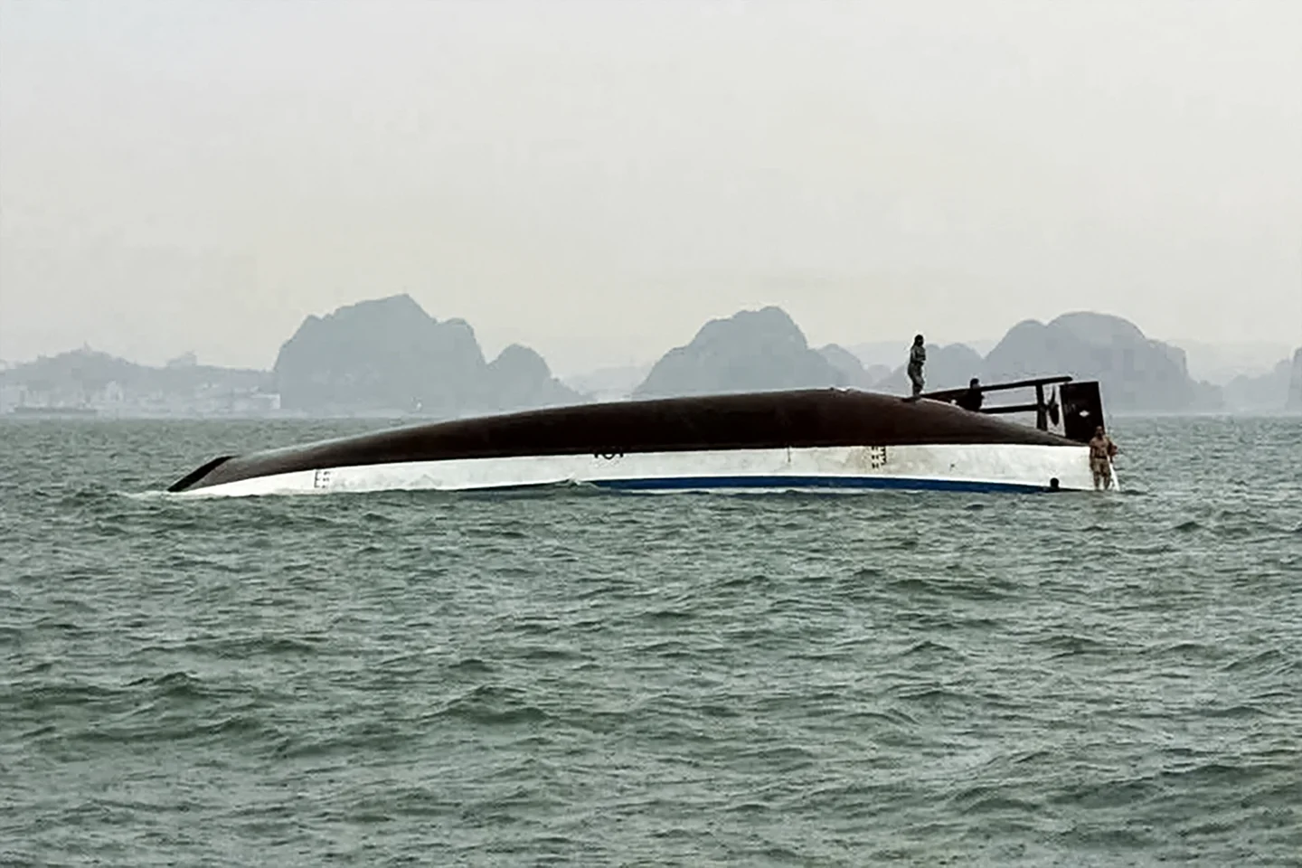 Tourist boat capsizes in Vietnam
