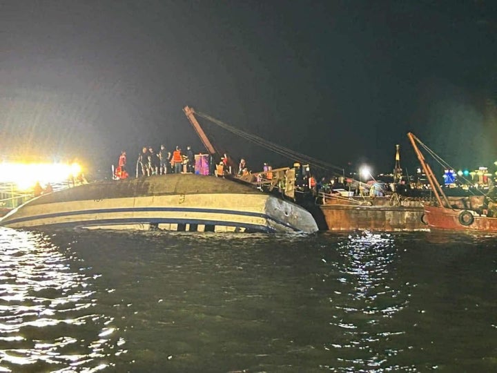 জরুরী পরিষেবাগুলি 19 জুলাই, 2025 -এ ভিয়েতনামের কোয়াং নাইন প্রদেশের হালং বেতে একটি ক্যাপসাইজড ট্যুরিস্ট বোটে উপস্থিত হন।