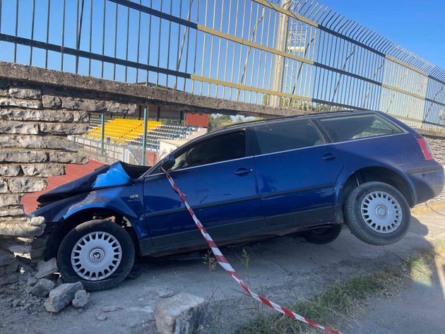 Ηγουμενίτσα: ΙΧ κατέληξε σε τοίχο γηπέδου έπειτα από καταδίωξη για αστυνομικό...