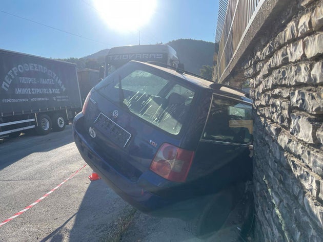 Ηγουμενίτσα: ΙΧ κατέληξε σε τοίχο γηπέδου έπειτα από καταδίωξη για αστυνομικό...