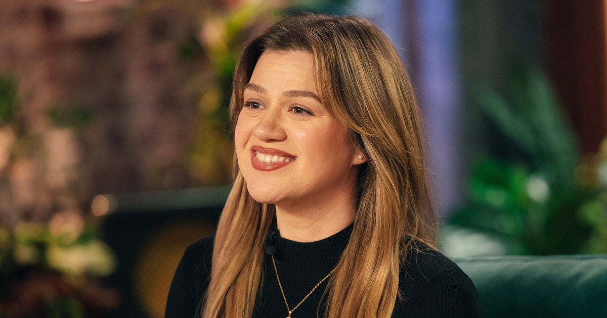 Kelly Clarkson Opens Up About Her Love Life — And Shares Why She's Not Dating Right Now