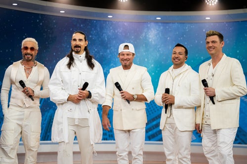 Backstreet Boysが「Larger Than Life」のアカペラ披露。ライブの舞台 