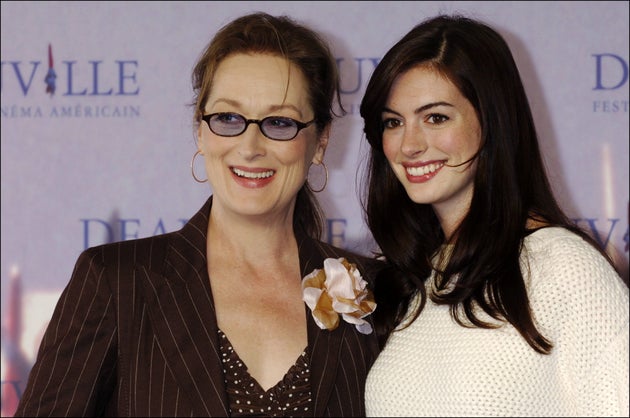 アン・ハサウェイさん（右）