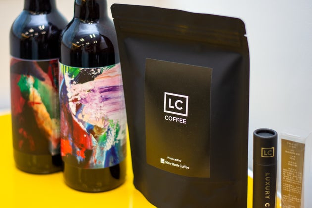 会員向けのオリジナル商品も次々と開発されている。写真左からワイン、コーヒー、金箔