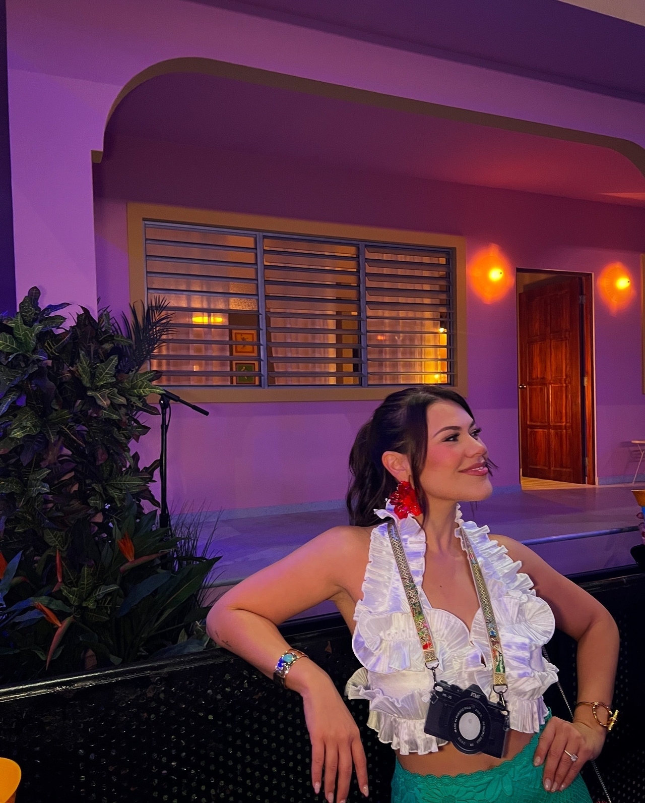 "La pieza central de mi atuendo eran aretes inspirados en Flor de Maga, la flor nacional de Puerto Rico que se encuentra en la isla," Dice Victoria, visto aquí parado frente a una instalación en El Choli.
