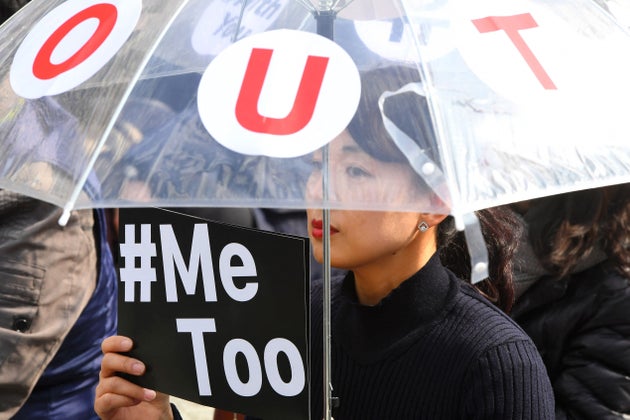 国際女性デーを記念して韓国・ソウルで開かれた集会で「#MeToo」と書かれたメッセージを掲げるデモ参加者（2018年3月8日）