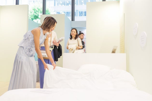 身体が重だるくて起き上がることが難しいベッドを体験できる。企画展『違いを知ることからはじめよう展』会場を訪れたみちょぱさん。