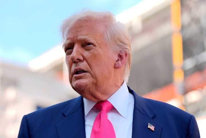 El presidente Donald Trump visita la Reserva Federal, jueves 24 de julio de 2025, en Washington. 