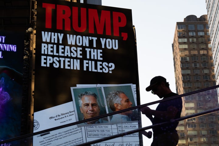 Una valla publicitaria en Times Square requiere el lanzamiento de los archivos Epstein.