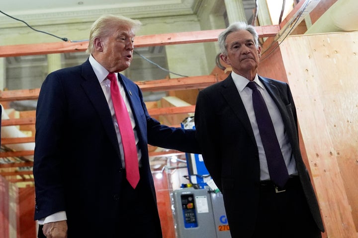 Powell no parece emocionado de ser tocado por Trump.