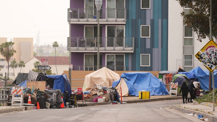 As tendas são montadas ao longo de uma rodovia em um acampamento sem -teto, em 12 de maio de 2025, em Los Angeles.