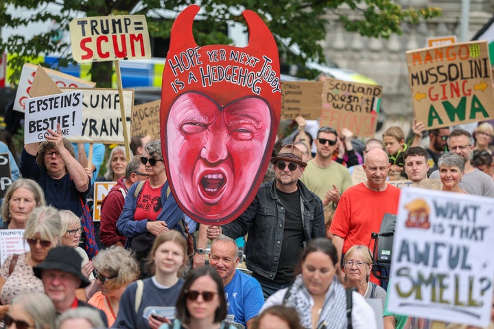 Los manifestantes se reúnen en Union Terrace que protestan contra la visita del presidente Trump a Escocia el 26 de julio de 2025 en Aberdeen, Escocia. El presidente de los Estados Unidos, Donald Trump, está visitando su campo de golf Trump Turnberry, así como los enlaces de golf internacionales de Trump en Aberdeenshire, durante una breve visita a Escocia del 25 al 29 de julio. (Foto de Jeff J Mitchell/Getty Images)