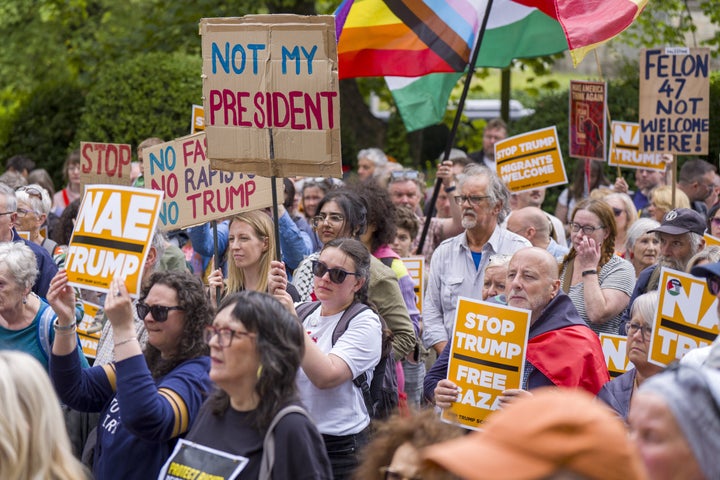 La gente participa en una parada de protesta de Trump Escocia fuera del Consulado de los Estados Unidos en Edimburgo, cuando el presidente de los Estados Unidos, Donald Trump, comienza su viaje privado de cinco días al país en su campo de golf Turnberry en South Ayrshire. Fecha de imagen: sábado 26 de julio de 2025. (Foto de Jane Barlow/PA Imágenes a través de Getty Images)