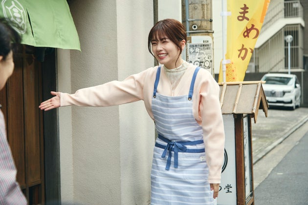 最終話（第10話）で登場する「まめかめ堂」前にいる主人公の神戸美紗（演：小芝風花さん）