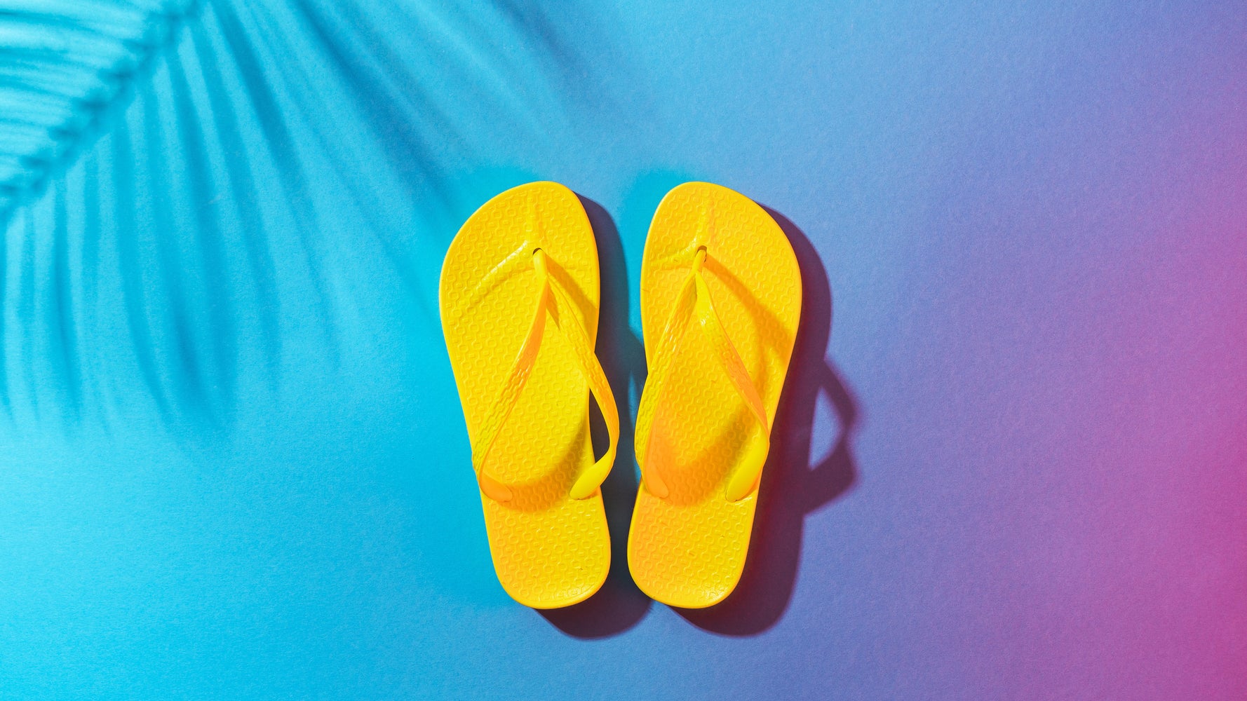 超厚底サンダルが発売され話題に！驚愕20センチの高さに「どうやって