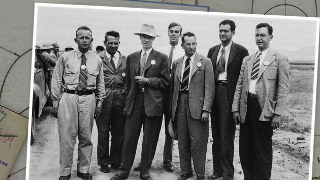 作品より。写真の左から3人目がロバート・オッペンハイマー氏。