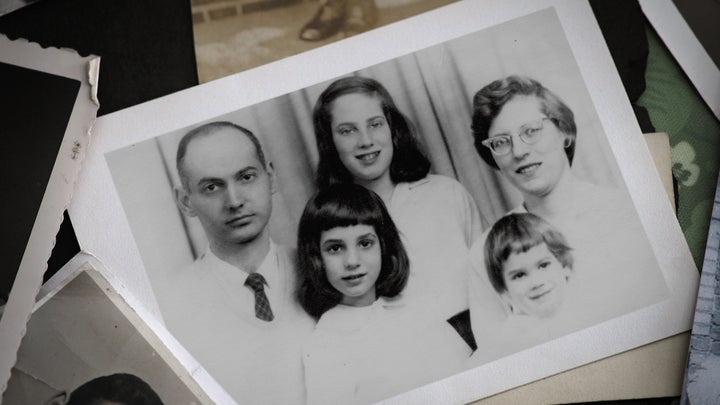 作品より。テッド・ホール氏(左)と妻・ジョーン氏(右)、3人の子どもの写真。